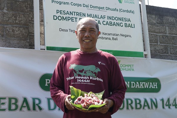 Ketua Pengurus Pesantren Mualaf Indonesia Dompet Dhuafa Cabang Bali, Ahmad Faris yang juga merupakan mualaf sekaligus penerima manfaat daging kurban.