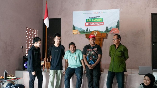 Sesi perkenalan masing-masing Relawan Kemanusiaan dari tiga program utama Dompet Dhuafa, yakni Disaster Management Center (DMC), Lembaga Pelayan Masyarakat (LPM), dan Corps Dai Dompet Dhuafa (Cordofa), serta relawan dari komunitas kampus dan pencinta alam.