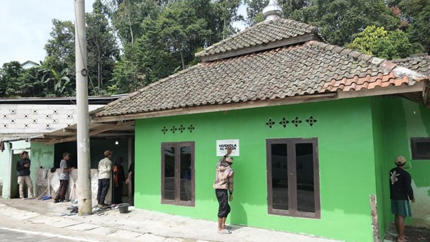 Relawan Kemanusiaan Dompet Dhuafa Jabodetabek ikut aksi sosial dalam rangka mempercantik Mushola di wilayah Sukamakmur, Bogor.
