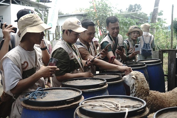 kurban heartventure voluntrip yogyakarta 20255 dompet dhuafa Antusiasme para peserta Heartventure saat diberi kesempatan menjadi peternak dan melihat langsung proses QC hewan ternak Tebar Hewan Kurban Dompet Dhuafa.