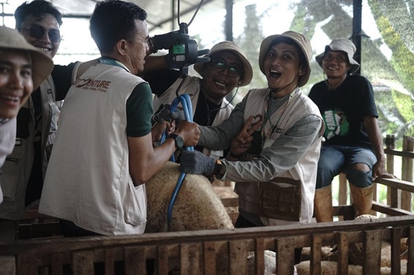 kurban heartventure voluntrip yogyakarta 20256 dompet dhuafa Peserta menjajal langsung bagaimana cara menimbang bobot hewan ternak.
