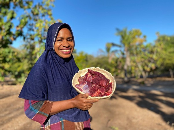 kurban tanpa sampah plastik2 dompet dhuafa Warga NTT menerima daging kurban dari Dompet Dhuafa menggunakan wadah keleka.