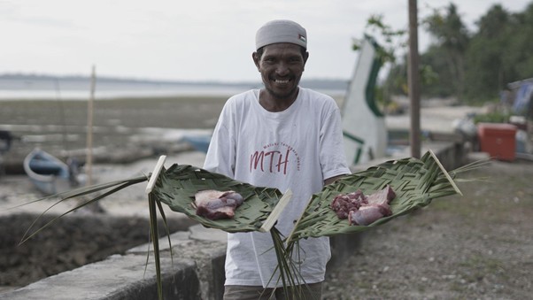 kurban tanpa sampah plastik3 dompet dhuafa Warga Maluku Tenggara menerima daging kurban dari Dompet Dhuafa menggunakan wadah kamdada.