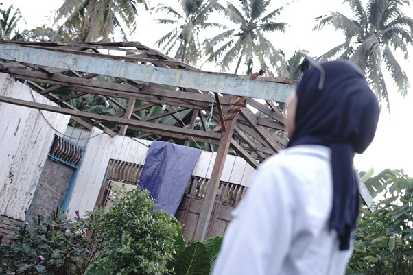 kurban untuk warga di sekitar gunung lewotobi lakilaki3 dompet dhuafa Volunteer Dompet Dhuafa, Miya Sriniwarti, saat melakukan survei titik distribusi Tebar Hewan Kurban di Desa Boru, Kecamatan Wulanggitang, Flores Timur sebagai desa terdampak erupsi Gunung Lewotobi.