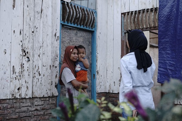 kurban untuk warga di sekitar gunung lewotobi lakilaki4 dompet dhuafa Volunteer Miya saat berbincang dengan penyintas erupsi Gunung Lewotobi, Sri, di kediaman Sri yang rusak akibat tertimpa material gunung.