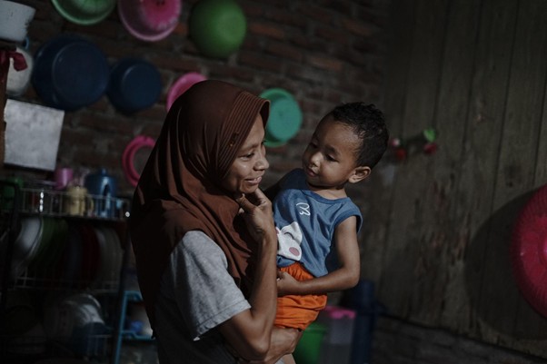 kurban untuk warga di sekitar gunung lewotobi lakilaki5 dompet dhuafa Senyum Ibu Sri–penyintas erupsi Gunung Lewotobi Laki-Laki–merekah saat mengetahui Tebar Hewan Kurban akan menyasar desanya, Desa Boru, Wulanggitang, Flores Timur.