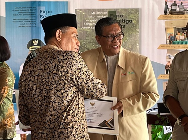 penghargaan wali kota ternate1 dompet dhuafa Piagam Penghargaan oleh Wali Kota Ternate kepada Dompet Dhuafa atas kontribusi sebagai mitra kerja sama dalam mendukung pembangunan dan kemajuan Kota Ternate yang Mandiri dan Berkeadilan.