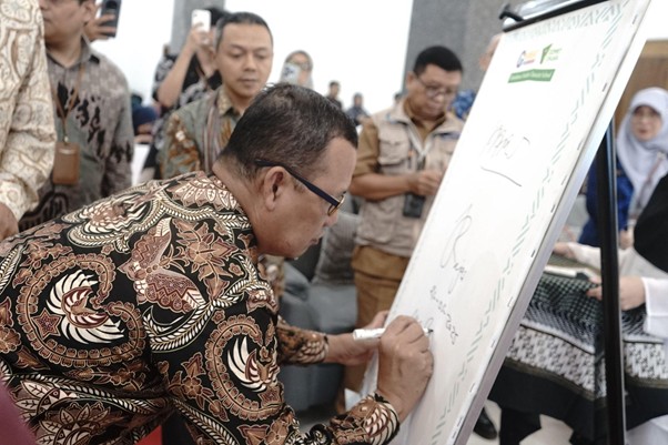 peringatan hari kebangkitan nasional di al syukro11 dompet dhuafa Penandatanganan MoU komitmen kerjasama wujudkan Noble Character School di lembaga pendidikan oleh Ketua Pengurus Dompet Dhuafa Ahmad Juwani, Selasa (20/05/2025).