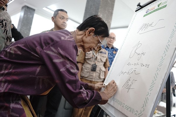 peringatan hari kebangkitan nasional di al syukro13 dompet dhuafa Pembina Dompet Dhuafa, Andi Makmur Makka pun turut menandatangani MoU kerjasama Noble Character School tersebut.