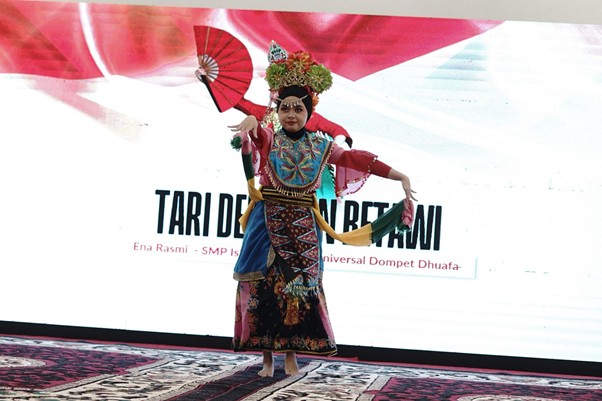 peringatan hari kebangkitan nasional di al syukro2 dompet dhuafa Penampilan tari tradisional dari siswa SMP Islam Al-Syukro Universal Dompet Dhuafa, sebelum berlangsungnya Seminar Kebangsaan di Aula Perguruan Islam Al-Syukro.
