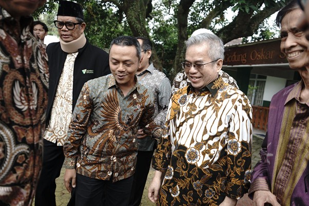 peringatan hari kebangkitan nasional di al syukro5 dompet dhuafa Pembina Dompet Dhuafa, Yudi Latif menyambut Wamen Dikdasmen, Fajar Riza Ul Haq di kawasan Perguruan Al-Syukro Universal Dompet Dhuafa pada Selasa (20/05/2025).