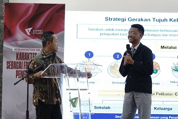peringatan hari kebangkitan nasional di al syukro9 dompet dhuafa Tak hanya memberikan materi, sesi berdialog pun turut hadir antara Wamen Fajar dan para siswa.