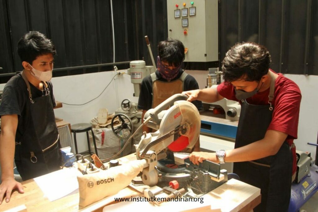 pesertapelatihanmakerspacesedangmemotongkayudengangergajilistrikdidampinginstrukturdariptrebach1024x683 dompet dhuafa