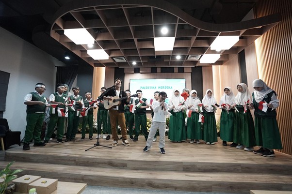 Bernyanyi bersama lagu-lagu tentang Palestina.