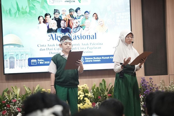 Pembacaan puisi oleh siswa-siswi SDI Al Syukro Universal.