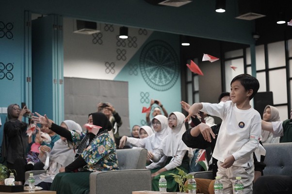 Para peserta menerbangkan pesawat harapan untuk Palestina.