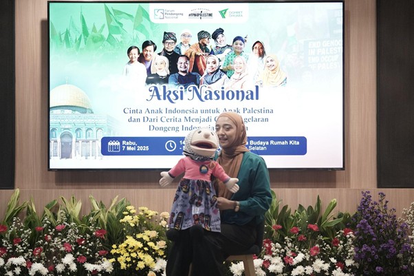 Chiki Fawzi membacakan puisi tentang Palestina bersama dengan teman bonekanya.