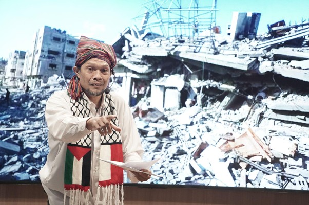 Penampilan dongeng menceritakan harapan seorang anak Palestina.