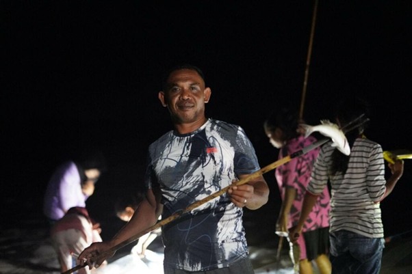 tebar hewan kurban di pulau kei kecil3 dompet dhuafa Imam Albar–sapaan akrabnya sebagai tokoh agama Islam di Desa Ohoidertawun, Pulau Kei Kecil, Maluku.