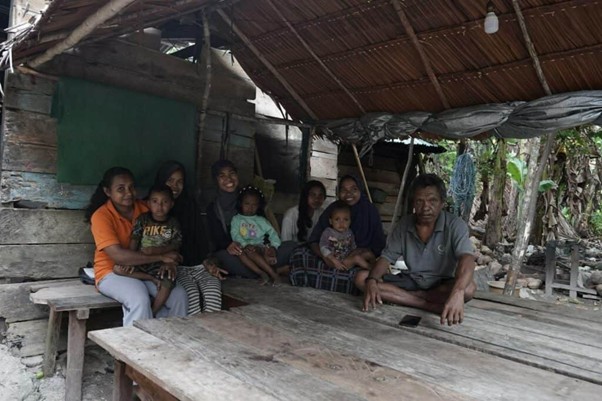 tebar hewan kurban di pulau kei kecil6 dompet dhuafa Salah satu warga Ohoidertawun, Mulyadi beserta keluarga di kediamannya.