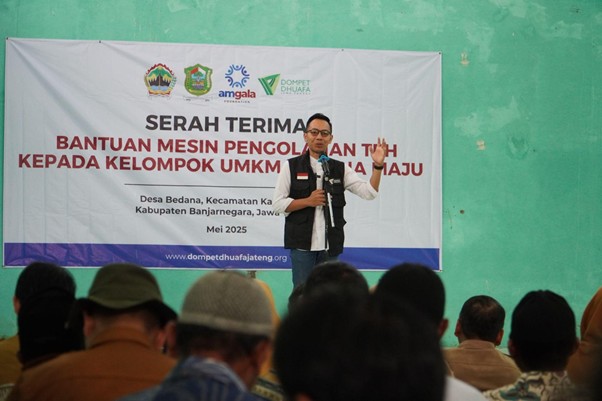 teh bedana produk unggulan banjarnegara3 dompet dhuafa Zaini Tafrikhan, Pimpinan Cabang Dompet Dhuafa Jawa Tengah saat memberikan sambutan pada acara Serah Terima Bantuan Mesin Pengolahan Teh kepada kelompok UMKM Bedana Maju, Selasa (6/5/2025).