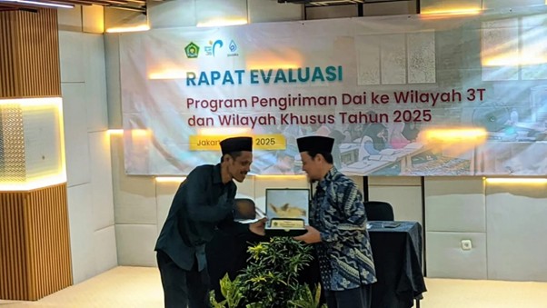 ust awang terima penghargaan dari kemenag dompet dhuafa Penyerahan plakat penghargaan dari Kementerian Agama RI kepada Cordofa Dompet Dhuafa.