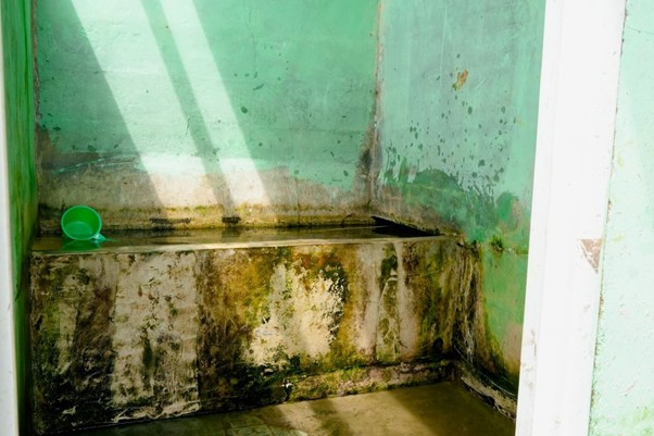aksi bersih musala oleh relawan3 dompet dhuafa Situasi kamar mandi Musala Al-Fatih sebelum dibersihkan oleh relawan dan warga setempat.