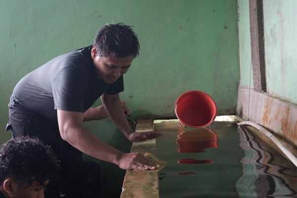 aksi bersih musala oleh relawan4 dompet dhuafa Situasi kamar mandi musala saat sedang dibersihkan oleh para relawan ID Humanity Dompet Dhuafa.