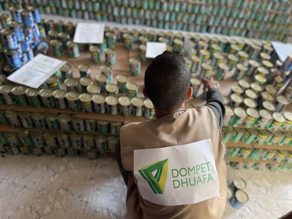tebar hewan kurban atasi kelaparan di gaza palestina4 dompet dhuafa Selain daging beku, Dompet Dhuafa pun menginisiasi pengemasan berupa daging kornet kaleng.