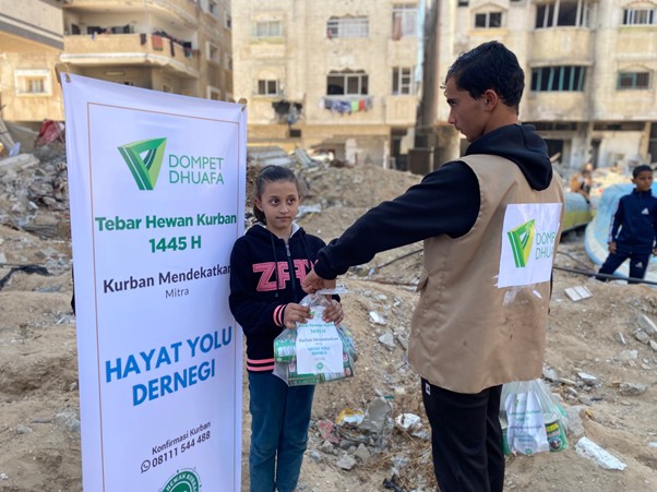tebar hewan kurban di palestina dompet dhuafa Distribusi daging kurban dalam bentuk kemasan kaleng kepada korban serangan Israel di Jalur Gaza, Palestina pada THK 1445 H lalu.