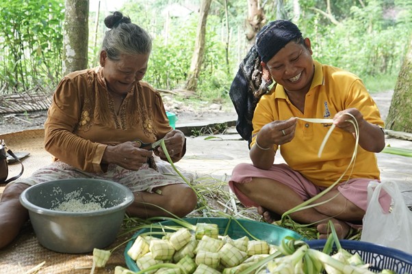 Sariyem dan Bariyah–warga Dusun XXII Segitiga yang mulai menyiapkan Ketupat Pulut sebagai hidangan khas lokal saat Hari Raya Iduladha 1446 Hijriah.