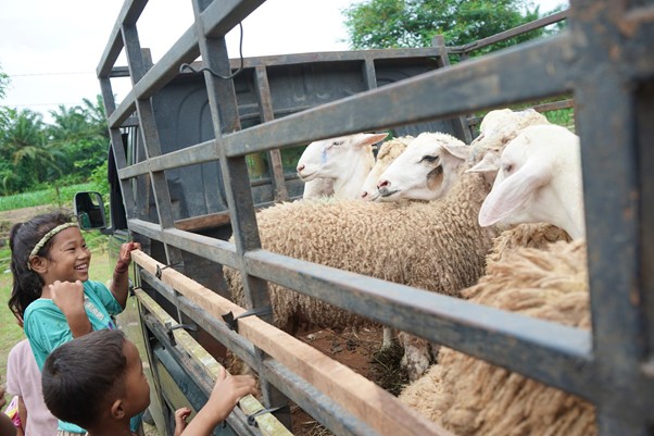 Sukacita anak-anak dari Dusun XXII Segitiga saat menyaksikan pendistribusian doka, Kamis (05/05/2025).