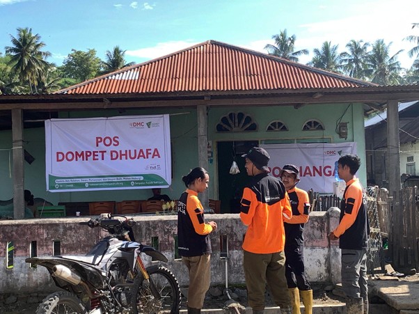 DMC Dompet Dhuafa mendirikan dapur umum di Desa Wombo pada Minggu (01/06/2025).