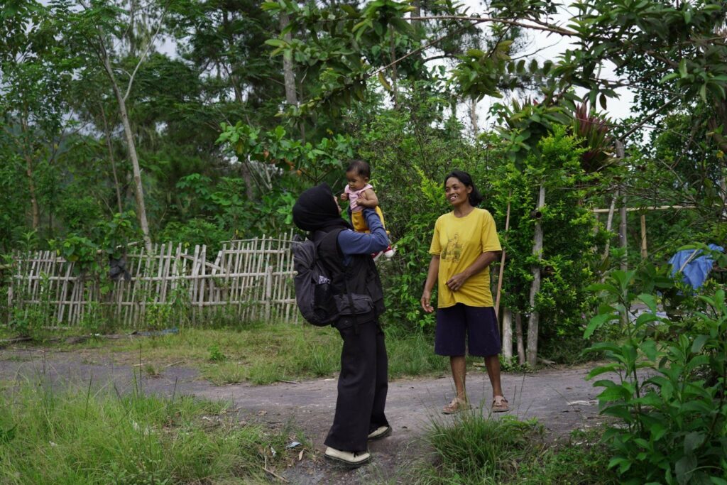 qc hewan kurban di sulawesi selatan10 dompet dhuafa Mutiara (kiri) berbagi cerita bersama warga Rantebua, Toraja Utara, Sulsel.