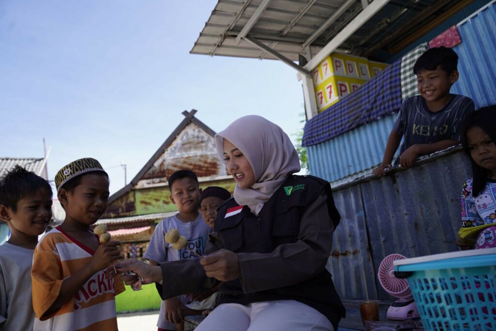qc hewan kurban di sulawesi selatan14 dompet dhuafa Mutiara (tengah) berbagi cerita bersama anak-anak warga Pulau Sarappo Caddi, Pangkep, Sulsel.