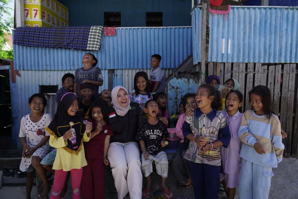 qc hewan kurban di sulawesi selatan15 dompet dhuafa Mutiara (tengah) berbagi cerita bersama anak-anak warga Pulau Sarappo Caddi, Pangkep, Sulsel.
