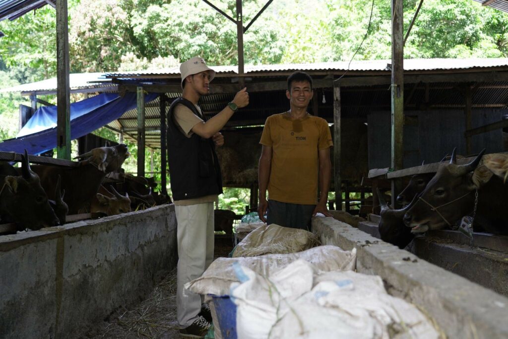 qc hewan kurban di sulawesi selatan17 dompet dhuafa Pimpinan Cabang Dompet Dhuafa Sulsel, Pandu (kiri) berdiskusi dengan peternak (kanan) ikut memastikan proses QC THK di kandang ternak mitra Dompet Dhuafa di Maros, Sulsel.