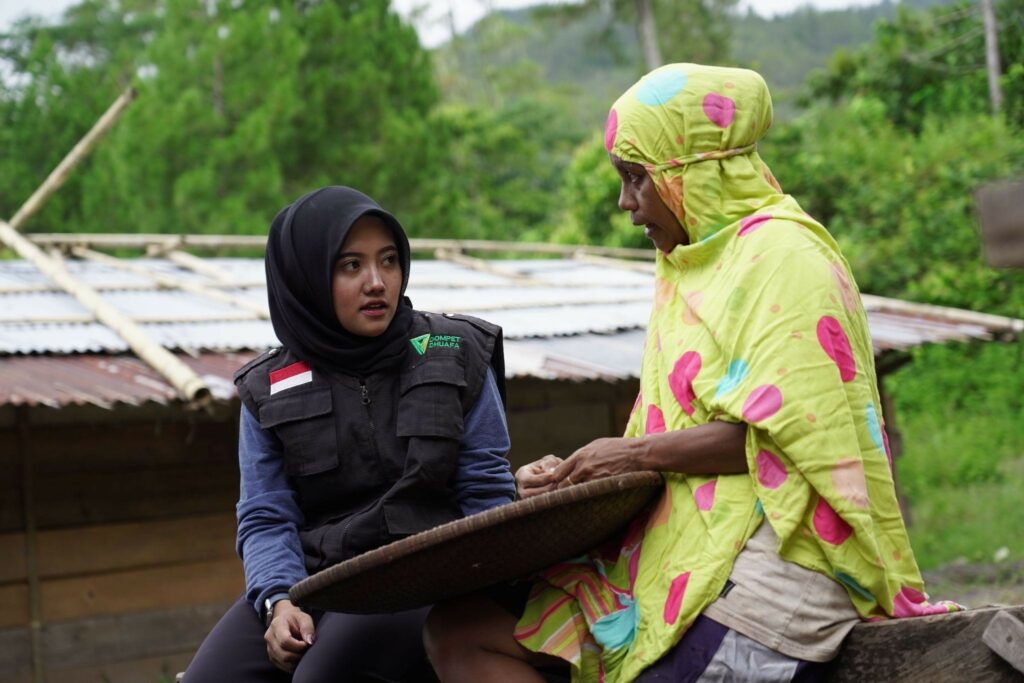qc hewan kurban di sulawesi selatan9 dompet dhuafa Mutiara (kiri) berbagi cerita bersama warga Rantebua, Toraja Utara, Sulsel.