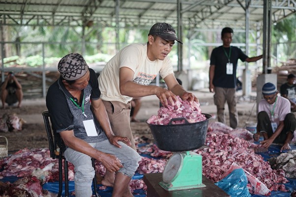 tebar hewan kurban di desa bulu cina deli serdang sumut10 dompet dhuafa Bersama Tim THK Dompet Dhuafa, warga saling bantu dalam prosesi penyembelihan, pembersihan, pencacahan hingga distribusi.