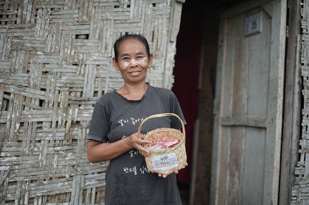 tebar hewan kurban di desa bulu cina deli serdang sumut11 dompet dhuafa Wagini (48), salah satu penerima manfaat yang tinggal di kawasan DD Farm Waspada, tepatnya di Desa Bulu Cina. Bercerita bahwa selama ini hanya mengkonsumsi daging kurban setahun sekali saat Iduladha, yakni berasal dari kurban THK Dompet Dhuafa.