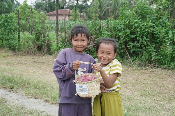 tebar hewan kurban di desa bulu cina deli serdang sumut12 dompet dhuafa Tak hanya orang dewasa, anak-anak pun turut menyambut dengan suka cita momentum Iduladha tahun ini di Desa Bulu Cina, Deli Serdang.