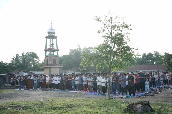 tebar hewan kurban di desa bulu cina deli serdang sumut2 dompet dhuafa Tim THK Dompet Dhuafa menunaikan Salat Iduladha bersama para warga Desa Payabakung, Deli Serdang, Sumatera Utara pada Jumat (06/05/2025).