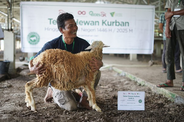 tebar hewan kurban di desa bulu cina deli serdang sumut4 dompet dhuafa Potret bahagia para warga Desa Bulu Cina yang berkesempatan membantu prosesi penyembelihan Tebar Hewan Kurban Dompet Dhuafa.