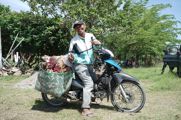 tebar hewan kurban di desa bulu cina deli serdang sumut8 dompet dhuafa Along-along–salah satu wadah khas Deli Serdang yang biasa digunakan mengangkut sayur atau hasil panen, dapat juga digunakan untuk mengangkut hewan kurban.