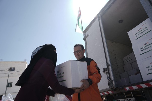 bantuan dan layanan kesehatan untuk palestina2 dompet dhuafa Ketua Pengurus Dompet Dhuafa, Ahmad Juwaini, membagikan paket bantuan kepada para pengungsi masyarakat Palestina di Yordania.