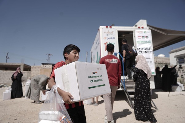 bantuan dan layanan kesehatan untuk palestina3 dompet dhuafa Para pengungsi masyarakat Palestina di Yordania menerima paket bantuan dari masyarakat Indonesia melalui Dompet Dhuafa.