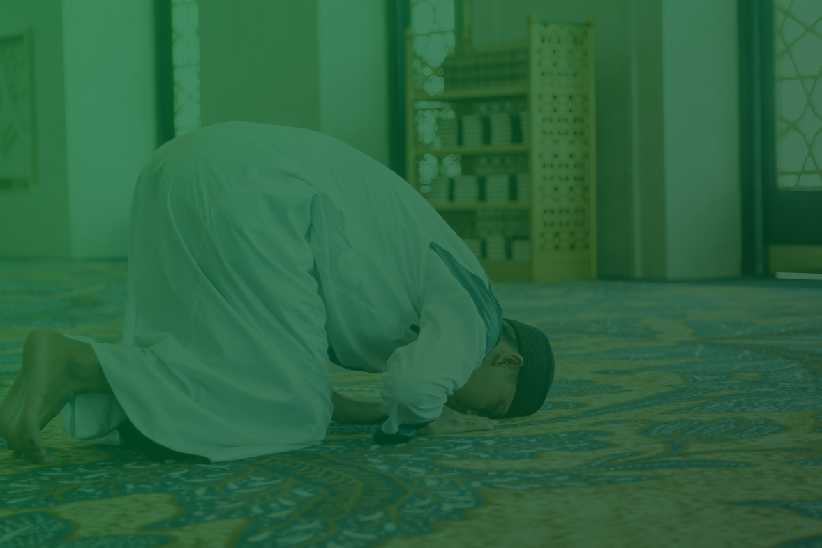 cover web blog 1 dompet dhuafa Gambar orang sedang salat, gerakan sujud menghadap kiblat, untuk ilustrasi artikel cara Allah menjawab doa hamba-Nya
