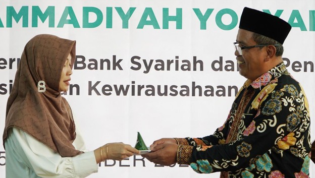 kantin kontainer umy4 dompet dhuafa Ucapan terima kasih dari seluruh civitas akademika UMY yang diwakili oleh Dyah Muhtarin selaku Wakil Rektor II Bidang Sumber Daya, Keuangan, dan Kerjasama kepada Zaih Mubarok selaku Ketua Dewan Pengawas Syariah Unit Usaha Syariah sekaligus Pembina UPZDK Permata Bank Syariah.