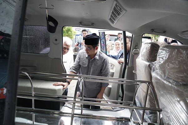 mobil jenazah untuk warga kosambi5 dompet dhuafa Sigit Purnomo Said meninjau bagian dalam mobil jenazah.