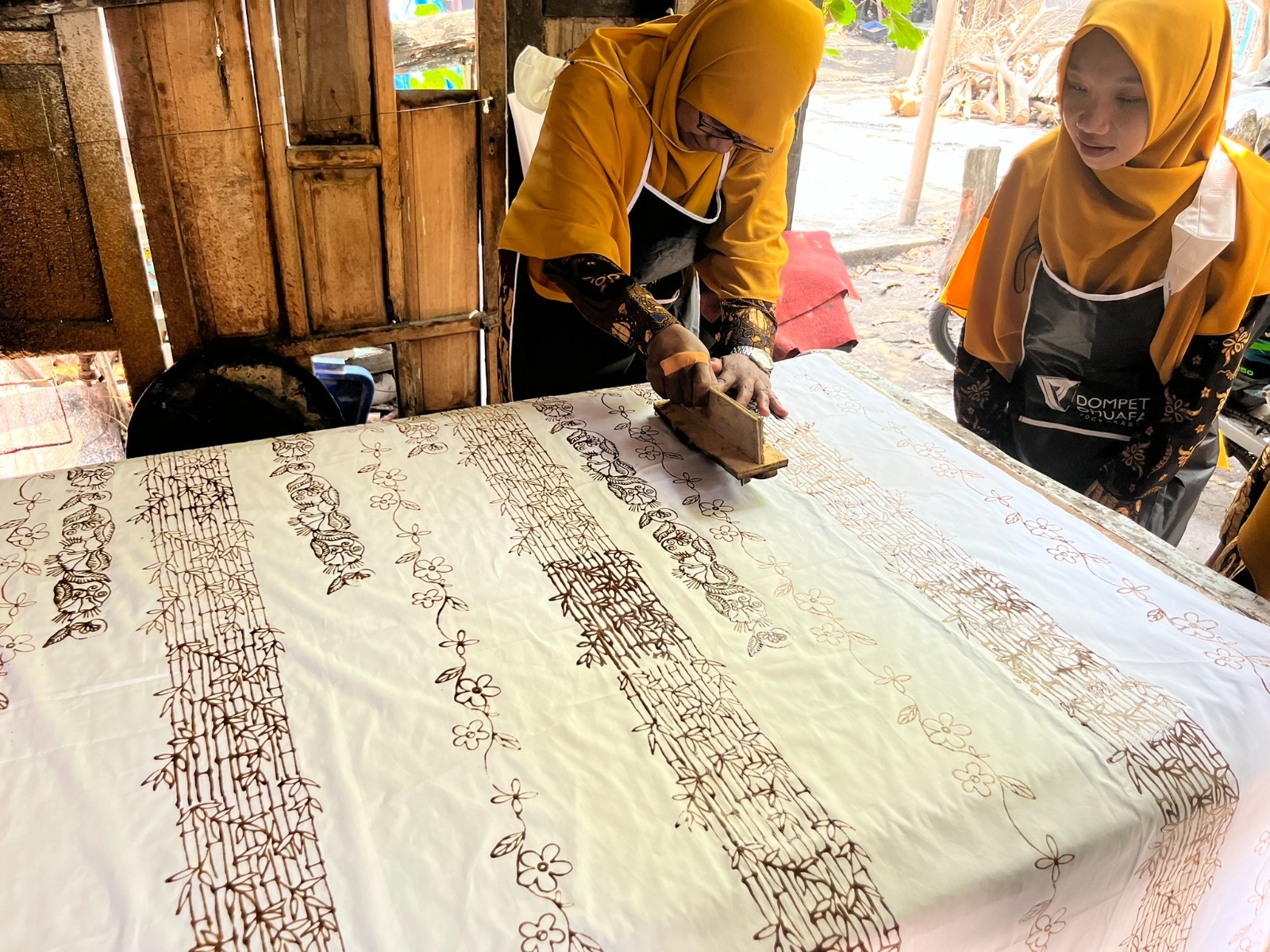 pelatihan membatik kelas sidomukti gunungkidul 3 dompet dhuafa Para peserta yang terdiri dari kepala sekolah, kepala madrasah, dan guru-guru dari 10 sekolah di Gunungkidul, sedang mempraktikkan ilmu membatik.
